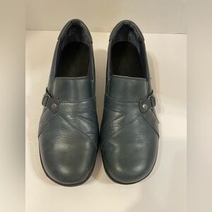 Clarks navy blue leather slide-on loafers shoes size 8 1/2